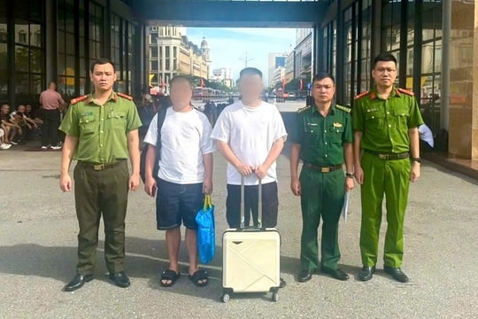 Bàn giao 2 công dân nước ngoài vi phạm pháp luật