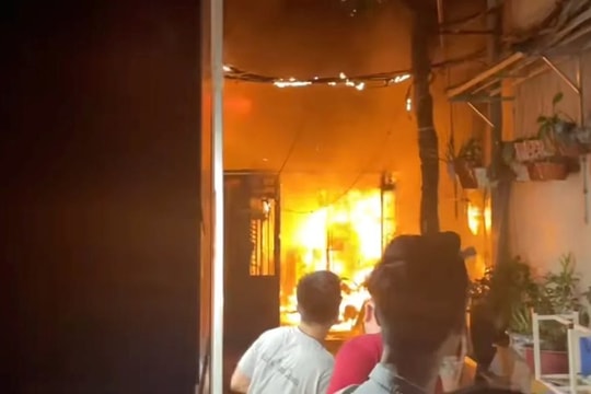 Cháy căn nhà 2 tầng tại Hà Nội