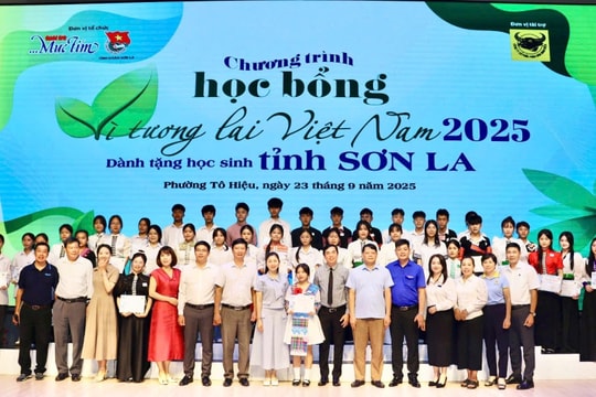 Trao 40 suất học bổng 'Vì tương lai Việt Nam' cho học sinh nghèo tỉnh Sơn La
