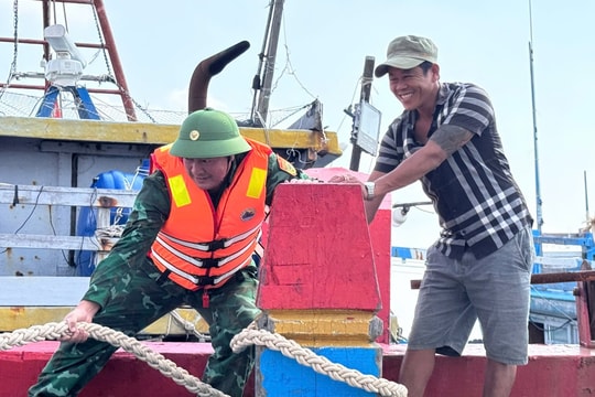 Bộ đội Biên phòng tỉnh Ninh Bình hỗ trợ ngư dân phòng, chống bão số 9