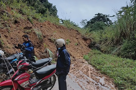 Quảng Ngãi: Sạt lở nghiêm trọng, gây tắc đường tỉnh lộ 674