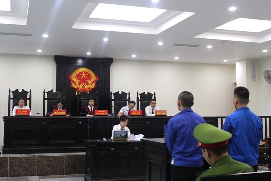 Mua bán, chuyển pháo nổ và ma tuý, 2 bị cáo nhận 45 năm tù