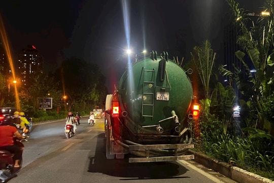 Bắt giữ 3 đối tượng cho xe bồn xả thẳng chất thải bể phốt xuống sông Tô Lịch