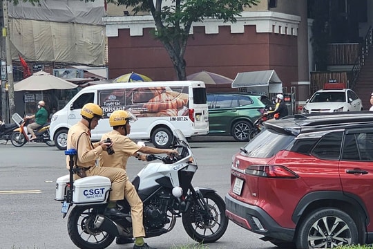 TP.HCM: Đoàn người hàng ngày vẫn đi xe máy trên vỉa hè
