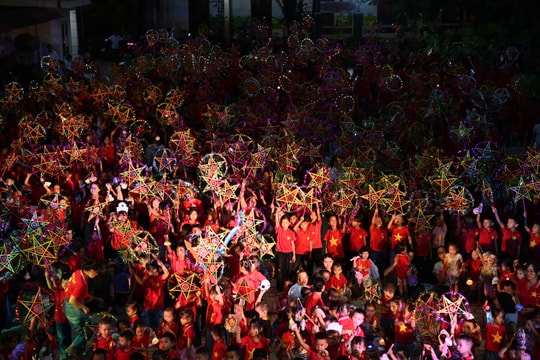 Ấm áp “Biên cương - Đêm hội trăng rằm” tại xã biên giới tỉnh Lai Châu