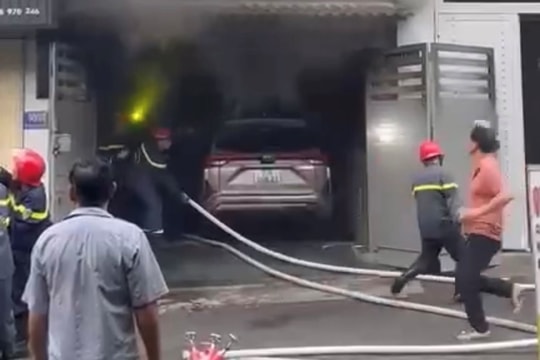 Cháy nhà cao tầng ở TP.HCM, 6 người thoát chết