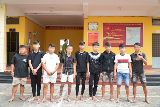 Hai nhóm thiếu niên hỗn chiến giữa phố