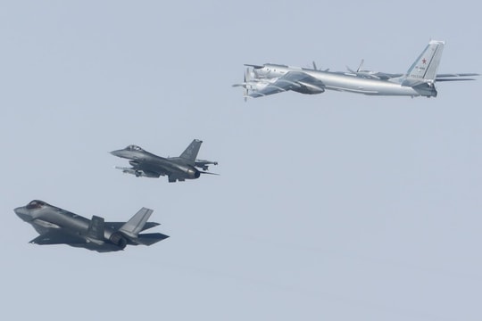 9 máy bay Mỹ xuất kích chặn oanh tạc cơ Nga tại Alaska