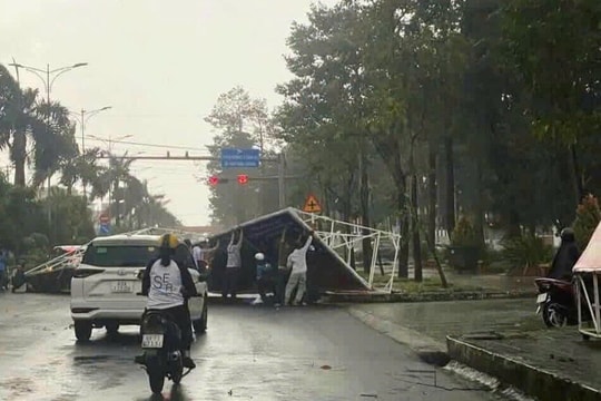 Tấm pano lớn bị gió cuốn bay đè lên người đi đường