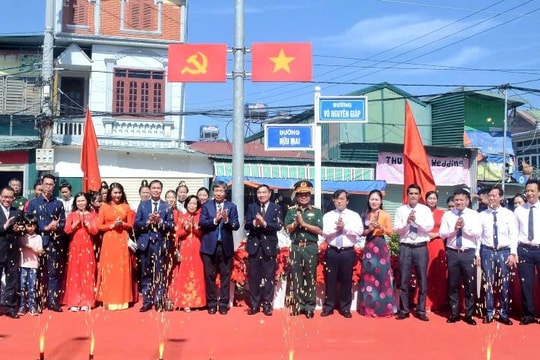 Lễ gắn biển tên nhiều tuyến đường tại các phường Điện Biên Phủ và Mường Thanh