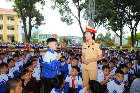 Phòng CSGT tỉnh Lâm Đồng xây dựng văn hóa giao thông từ nhà trường