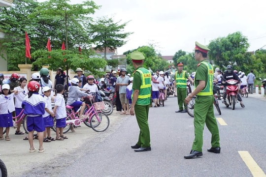 Công an xã ra quân đảm bảo trật tự an toàn giao thông tại cổng trường