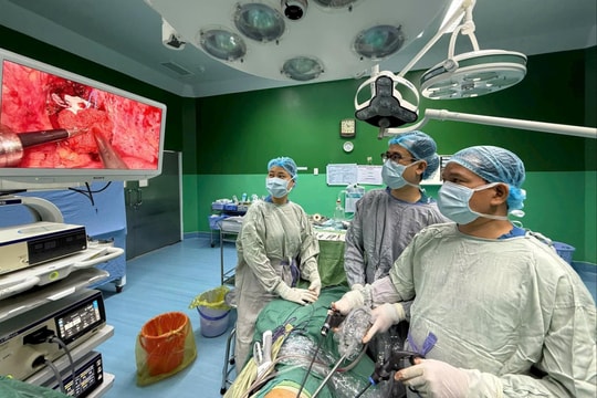 Phẫu thuật cắt bỏ khối u vỏ bao thần kinh hiếm gặp dạng “đồng hồ cát”