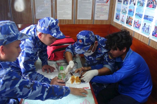 BTL Vùng Cảnh sát biển 4 kịp thời cứu trợ người dân gặp nạn trên biển