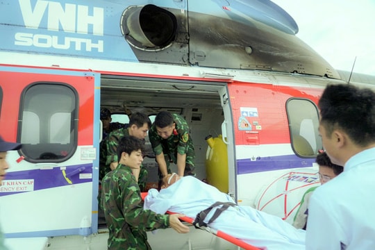 Xuyên đêm đưa bệnh nhân chấn thương từ Trường Sa về đất liền điều trị