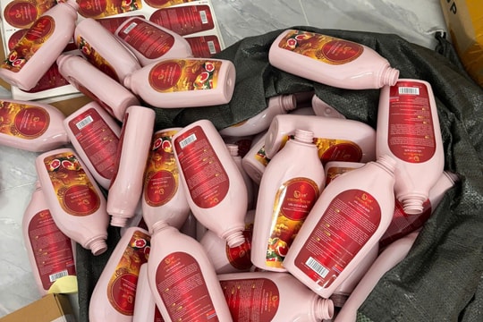 Đột kích xưởng sản xuất dầu gội giả tại Huế