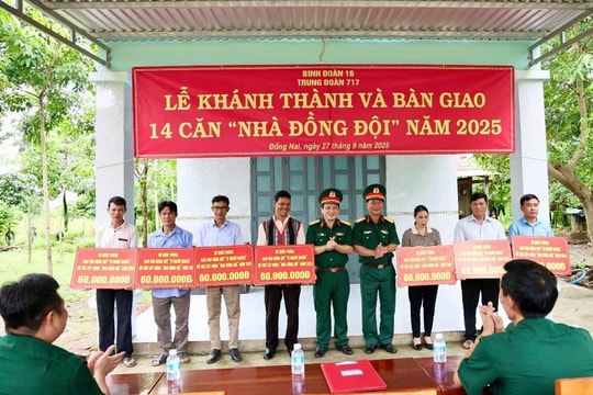 Trung đoàn 717 bàn giao 14 “Nhà đồng đội” cho người dân xã biên giới Thiện Hưng