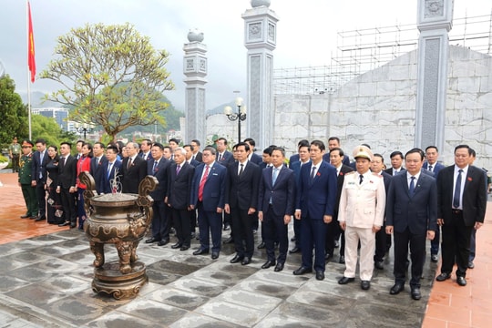 Đại biểu dự Đại hội Đảng bộ tỉnh Sơn La dâng hương tưởng niệm Chủ tịch Hồ Chí Minh và các Anh hùng liệt sĩ