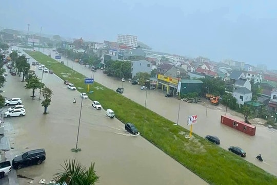 Nghệ An: Mưa lớn, nhiều tuyến phố thành sông