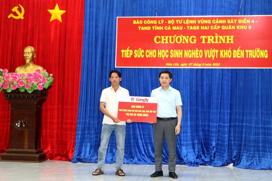 Báo Công lý trao tặng kinh phí xóa nhà tạm và tặng quà cho học sinh tại xã Năm Căn