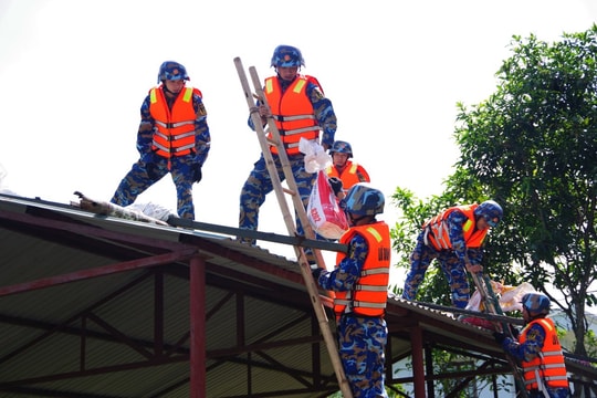 Quân chủng Hải quân và Quân khu 3 kiểm tra, chỉ đạo ứng phó với bão số 10