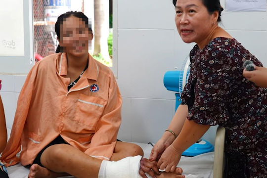 Ghép bàn tay vào cẳng chân cho sản phụ song thai