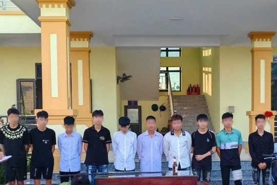 Hai nhóm thanh thiếu niên mang hung khí hỗn chiến giữa đường