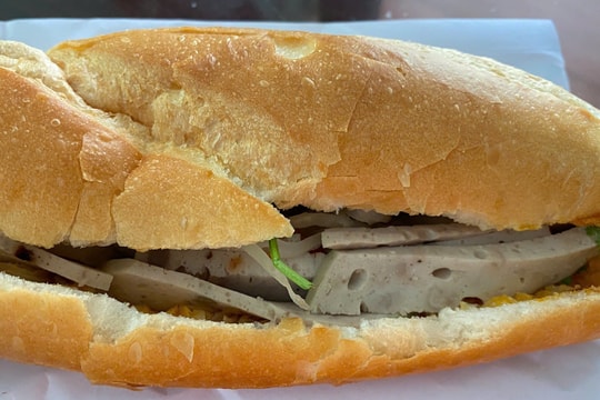 Nhiều người nhập viện nghi ngộ độc sau khi ăn bánh mì