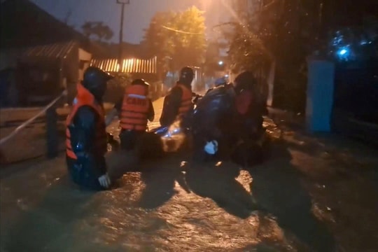 Khẩn trương tìm kiếm phụ nữ bị nước cuốn trôi tại Huế