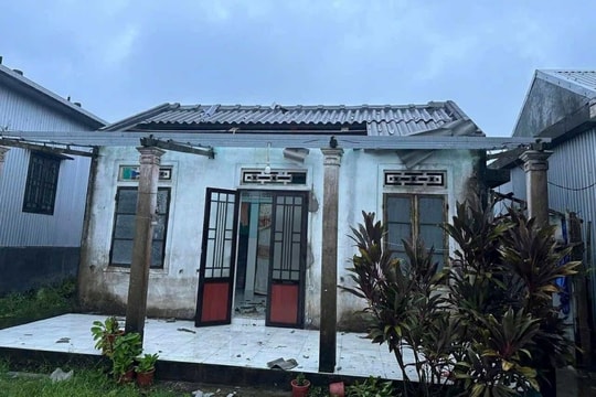 Lốc xoáy khiến hàng chục ngôi nhà tốc mái, nhiều khu vực ngập cục bộ ở Huế