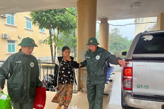 Bộ đội Biên phòng Quảng Trị đưa 2 sản phụ nhập viện chờ sinh trước bão số 10