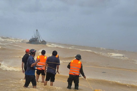 Khẩn trương cứu hộ 2 tàu cá gặp nạn trên đường tránh bão