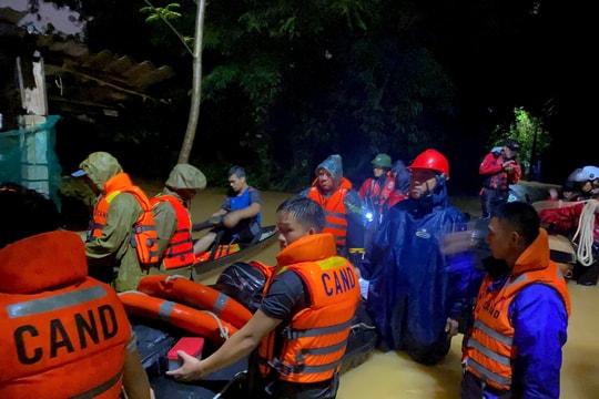 Huế gió mạnh, mưa rất to, người dân được yêu cầu hạn chế ra đường