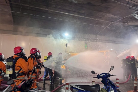 Hàng trăm chiến sĩ diễn tập PCCC ở hầm sông Sài Gòn