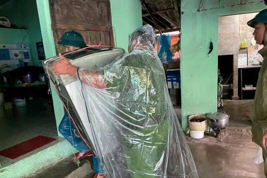 Nước sông Lam dâng cao, người dân sơ tán khẩn cấp