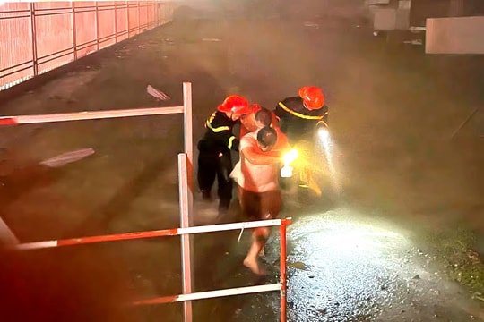 Nghệ An: 8 người dân được cứu sống giữa đêm bão số 10 đổ bộ