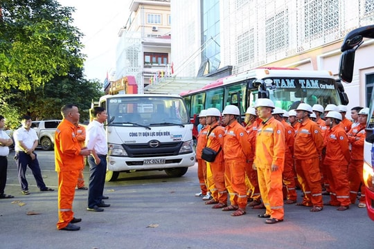 Bão số 10 tàn phá lưới điện: Ngành điện dồn sức khắc phục