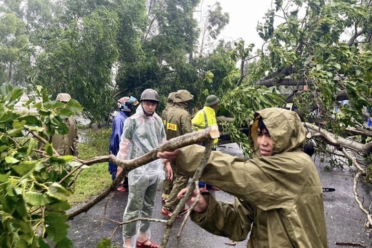 Công an TP. Huế giải phóng tuyến đường, đảm bảo an toàn sau bão số 10