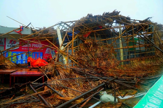 Hà Tĩnh: Bão số 10 đổ bộ khiến nhiều khu vực tan hoang