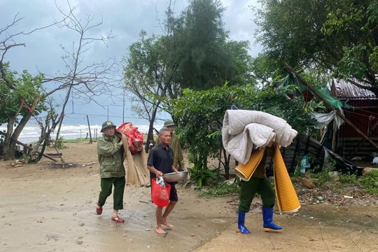 Bão số 10 gây thiệt hại nghiêm trọng trên diện rộng tại tỉnh Thanh Hóa