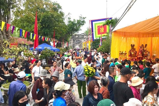 Du khách nô nức đổ về Côn Sơn - Kiếp Bạc