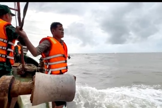 Kịp thời cứu vớt thuyền viên chìm tàu trên biển