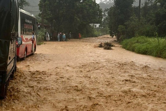 Lũ ống chia cắt Quốc lộ 70B, sơ tán khẩn gần 1.500 dân