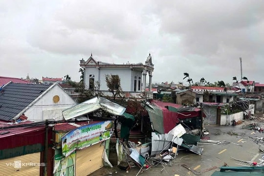Hàng trăm ngôi nhà bị tốc mái, đổ sập do giông lốc