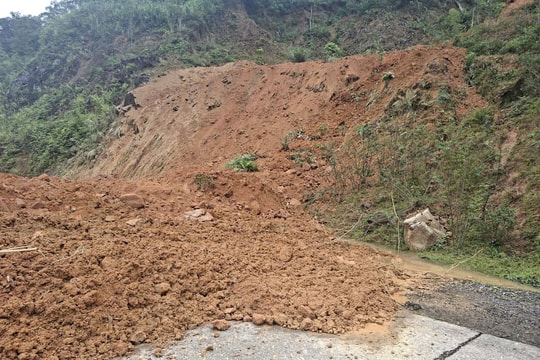 Đường Hồ Chí Minh nhánh Tây xuất hiện sạt lở liên tiếp