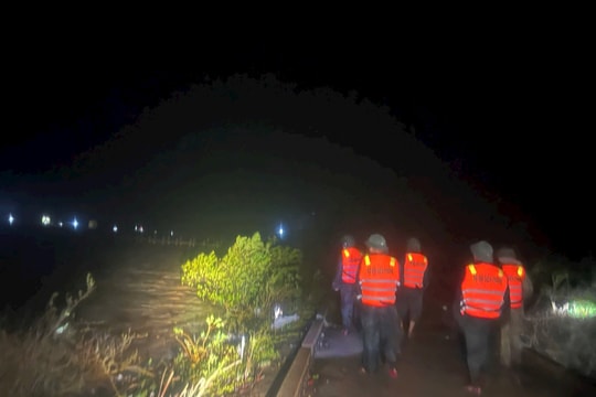 Quảng Trị dồn lực tìm kiếm 9 thuyền viên mất tích vụ 2 tàu cá bị nạn trên sông Gianh