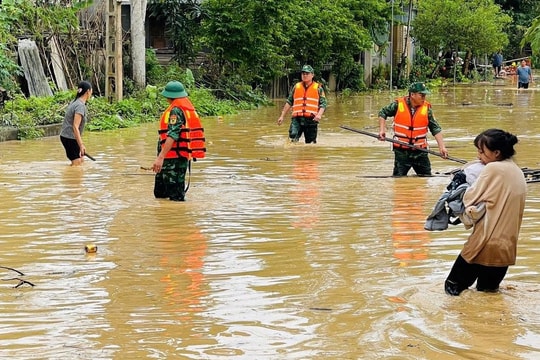 Quốc lộ 7 chìm trong nước lũ, miền Tây Nghệ An bị chia cắt