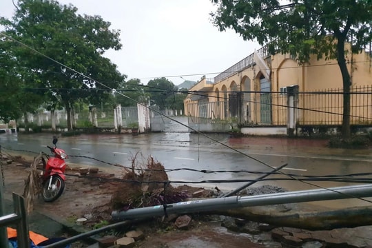 Lào Cai: Bão số 10 làm 2 người bị thương, hàng trăm ngôi nhà bị tốc mái