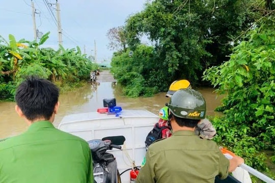 Lâm Đồng: Công an xã giúp học sinh vượt lũ đến trường