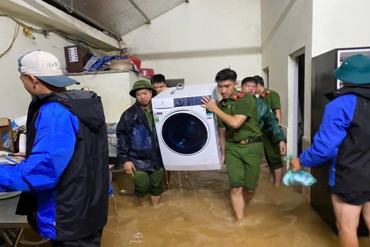 Công an Phú Thọ khẩn trương hỗ trợ người dân, bảo đảm an toàn trong lũ